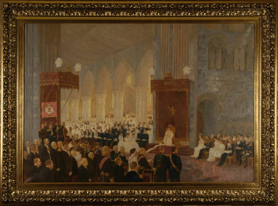 Queen Maud is most central in the painting of the coronation in Nidaros Cathedral in 1906. She has already been crowned. King Haakon can be seen to the left in the painting.
