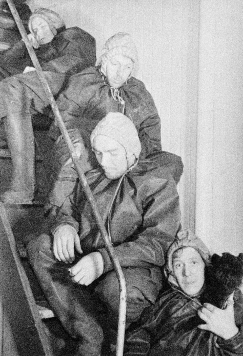 The war sailors knew little about what was happening to their families in Norway and vice versa. Several families were informed that ships had sunk and the crew was lost, while it later turned out that they were saved or had been captured. This photo was taken during a submarine attack. The sailors are resting, but are ready to jump into the sea at short notice.