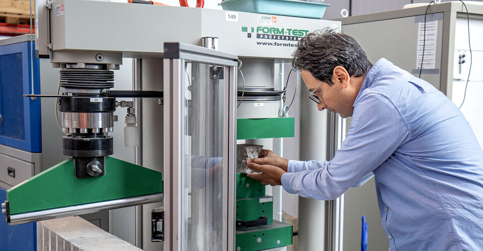 Concrete production uses large amounts of aggregate, whichs can be sand or natural stone, or even microplastics, as we see here in the laboratory at NTNU.