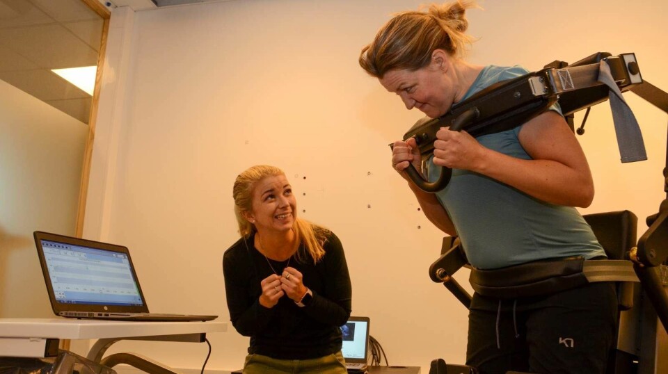 A study examined the effect of an abdominal muscle training programme consisting of head lifts, curl-ups, and oblique curl-ups. 70 women participated.