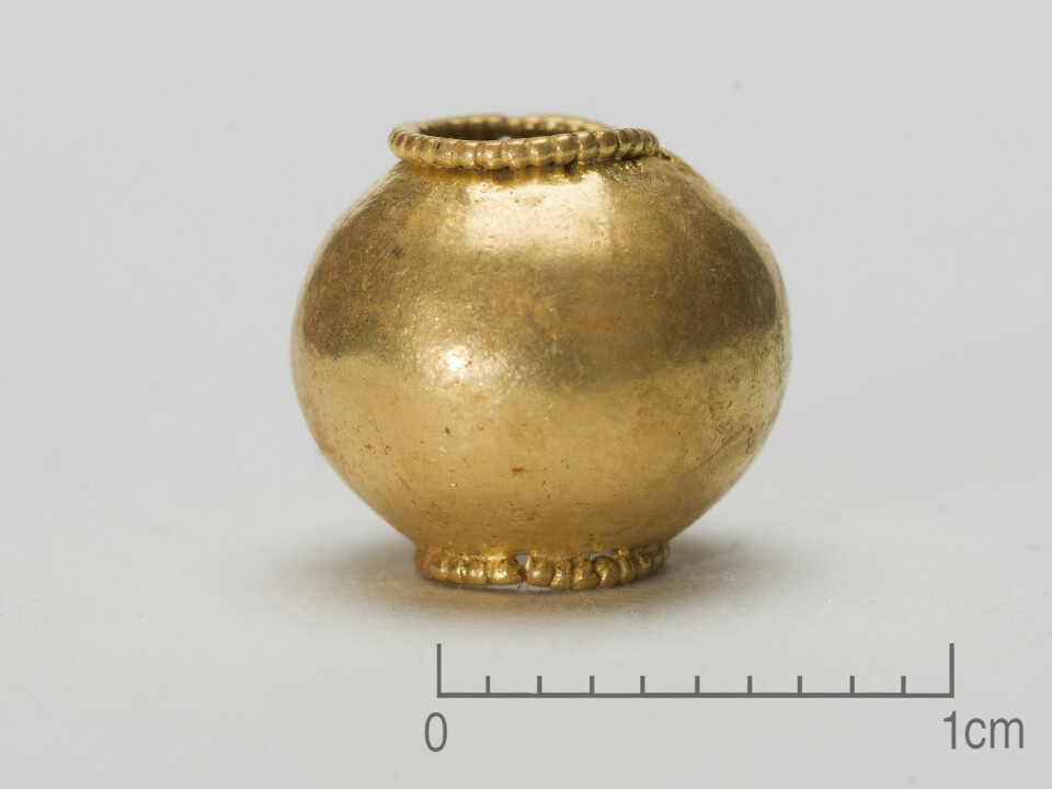 Ten gold beads like this one are part of the Rennesøy treasure.
