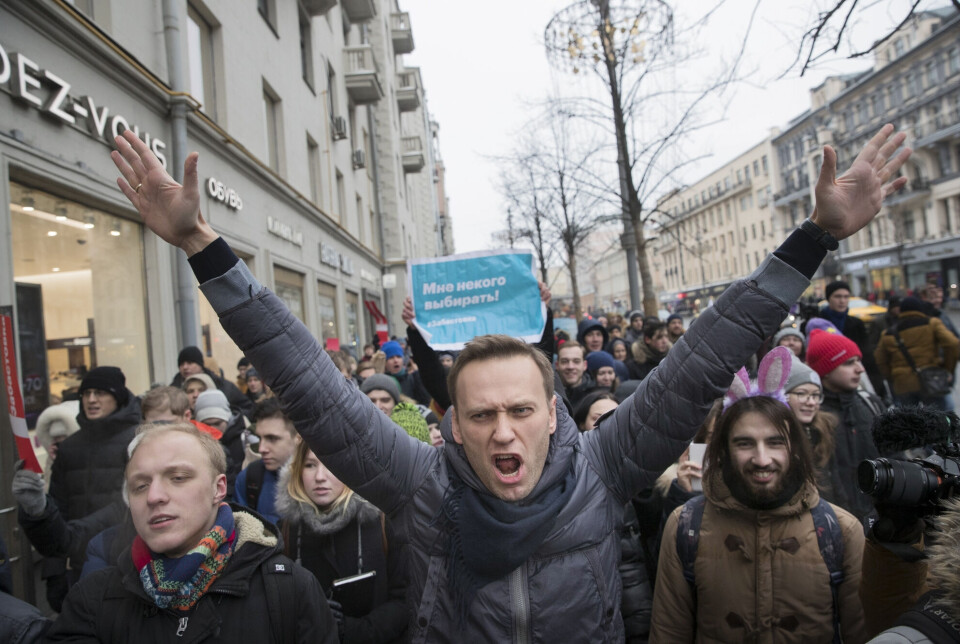 Russian opposition leader Alexei Navalny participated in a demonstration in Moscow in January 2018. He was imprisoned upon his return to his homeland from Germany, where he received treatment for poisoning in 2020. He is now serving a harsh 19-year prison sentence in a penal colony in the city of Vladimir. Her deltar den russiske opposisjonslederen Alexei Navalnyj i en demonstrasjon i Moskva i januar 2018. Han ble fengslet da han vendte tilbake til hjemlandet fra Tyskland der han ble behandlet for forgiftning i 2020. Han er dømt til ni års fengsel og soner i en straffekoloni i byen Vladimir.
