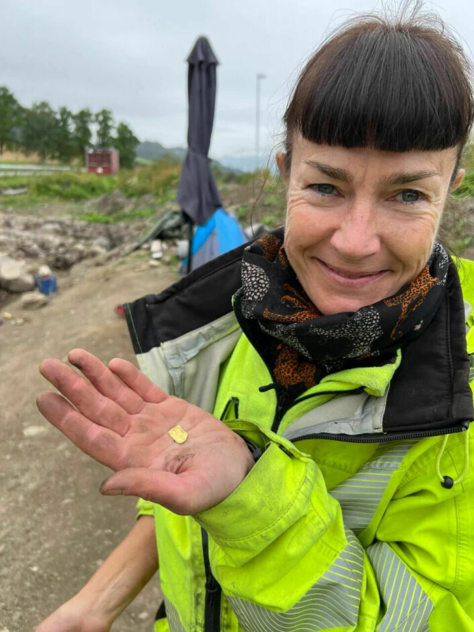 Archaeologist and project leader Kathrine Stene shows off one of the five new gold foil figures recently discovered at Hov outside Lillehammer.