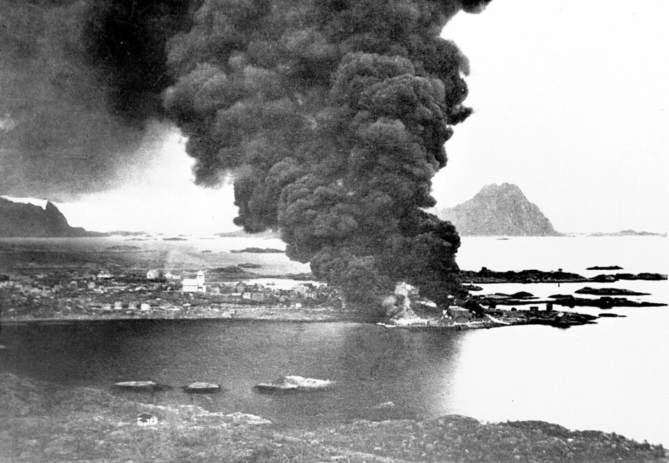 In March 1941, British and free Norwegian soldiers attacked the Germans in Lofoten. Eleven German vessels were sunk. The picture shows an oil warehouse that was set on fire in Svolvær.