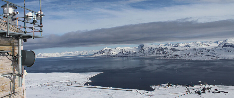 View of Ny-Ålesund, seen from the Zeppelin observatory on Svalbard. Utsikt over Ny-Ålesund, sett fra Zeppelinobservatoriet på Svalbard.