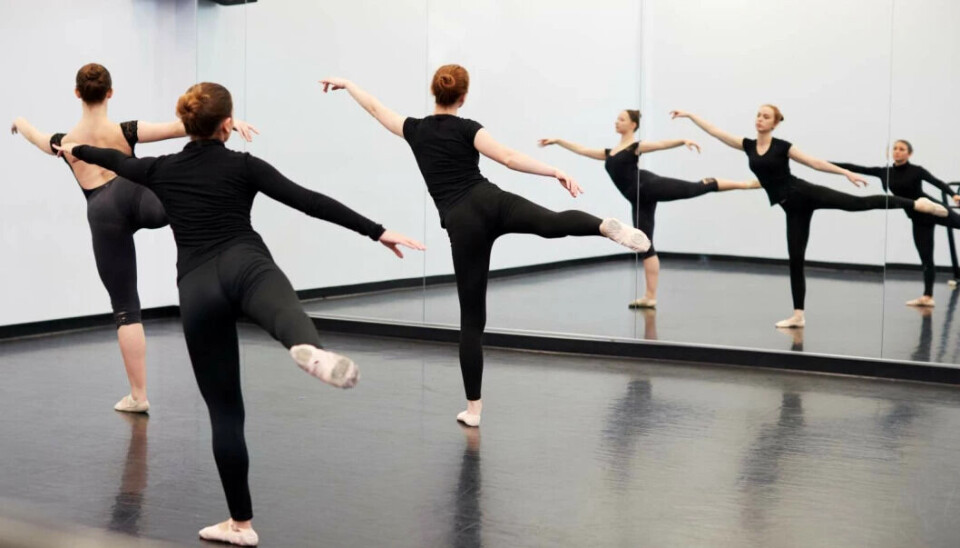 The researcher has interviewed pupils engaged in specialised youth sports, music, and ballet groups. Female ballet dancers in front of a mirror.