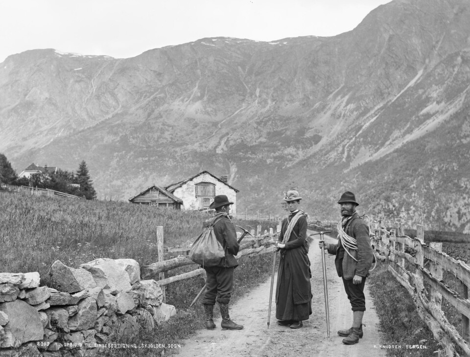 På vei til fjellklatring i Skjolden i Sogn. Bildet viser fra høyre Thorgeir Sulheim (eier av Eide gård som sees i bakgrunnen), Margaret Sophia Green og Halvor Halvorsen. Green var en prestedatter fra York i England som kom til Norge for å drive med fjellklatring. Hun giftet seg med hotelleier og fjellfører Knut Kvikne i Balestrand i 1890.