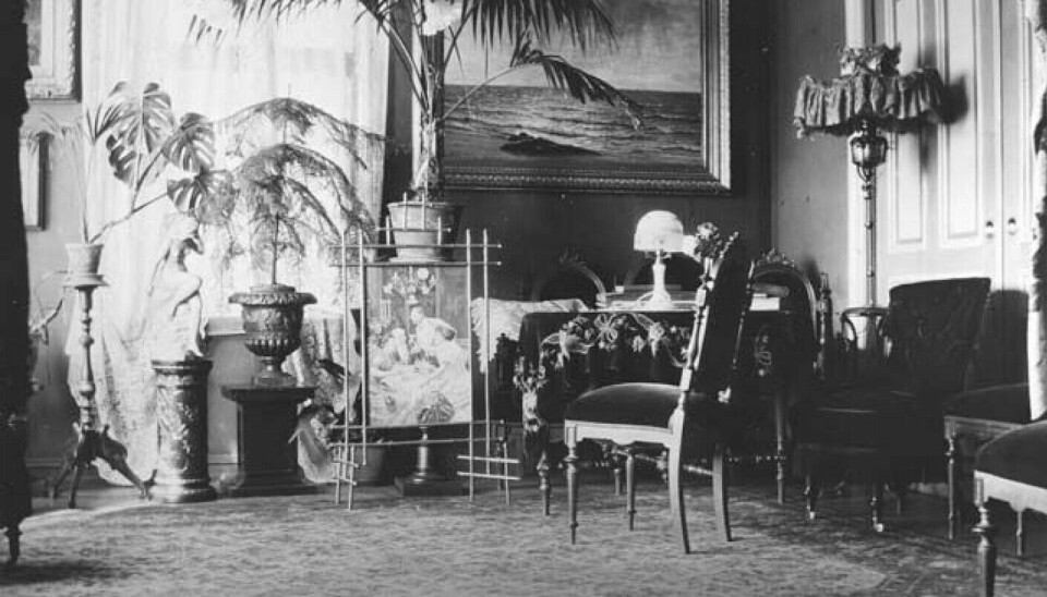 This photo is from an old Norwegian living room, and is dated to 1890-1910.