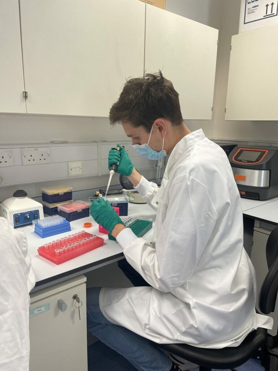 Youri van den Hurk in the laboratory.