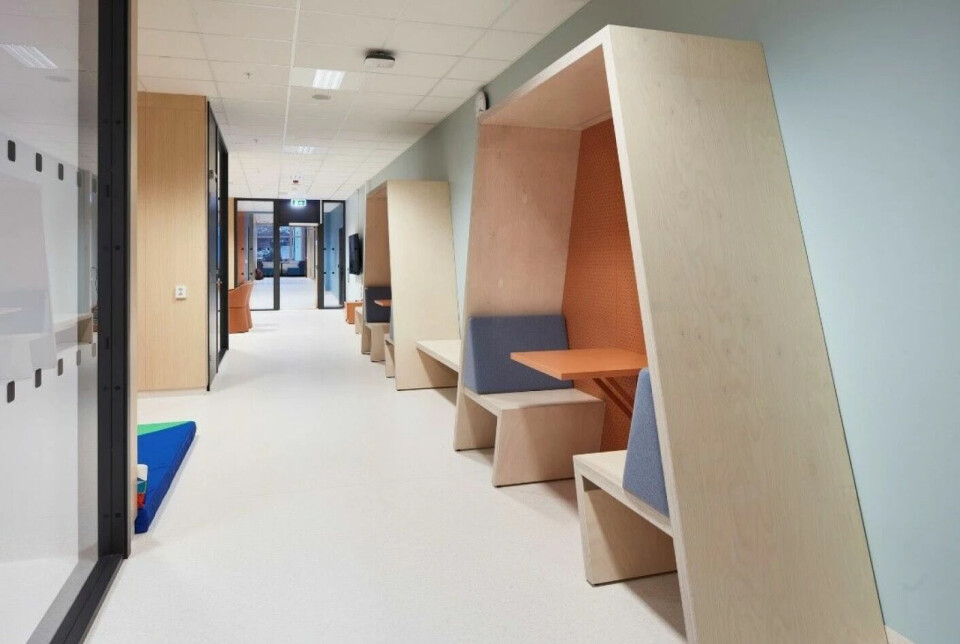 Holen School in Bergen from 2022 has secluded booths outside the group rooms. Holen School in Bergen from 2022 has secluded booths outside the group rooms.