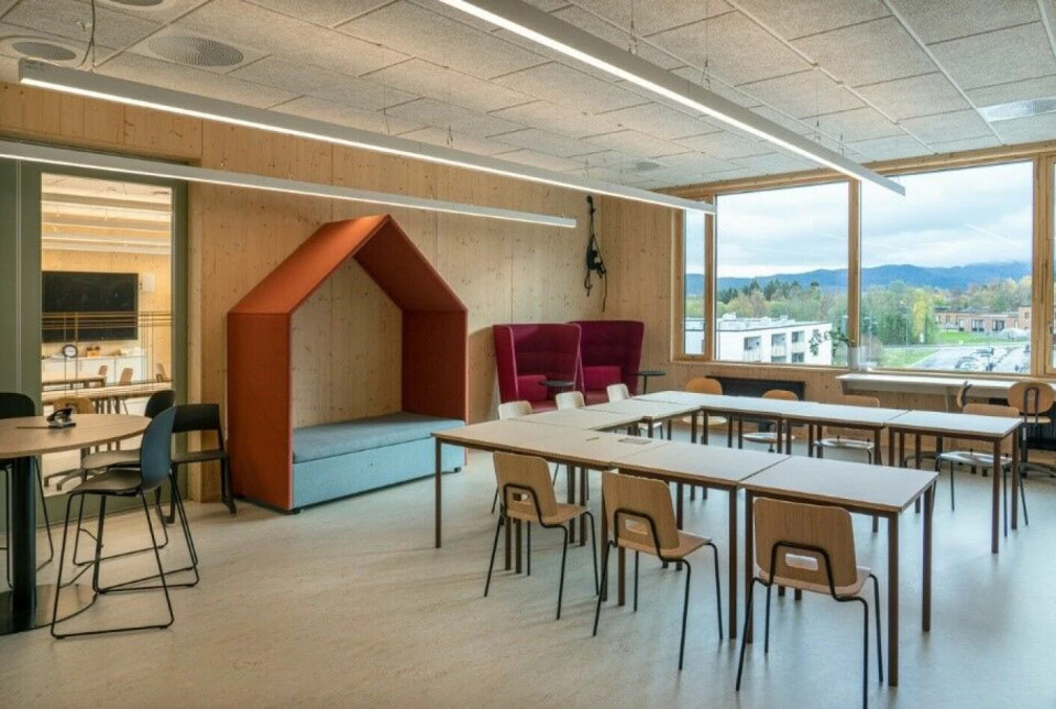 Many students appreciate colours and varied furnishings. Here is a popular piece of furniture for reading and immersion. Huseby School, Trondheim Municipality. Interior: Norconsult. Many students appreciate colours and varied furnishings. Here is a popular piece of furniture for reading and immersion. Huseby School, Trondheim Municipality. Interior: Norconsult.