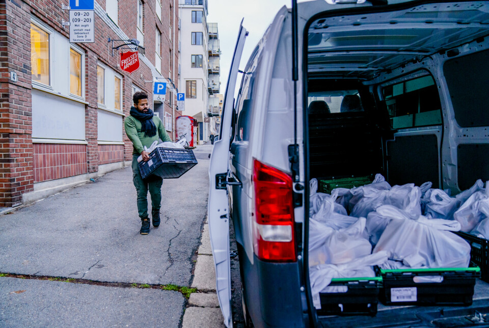 Luis Santiago ved Frelsesarmeens slumstasjon i Oslo kjører ut matposer til hjemmehjelpstjenesten i byen. Bildet ble tatt i november i fjor.