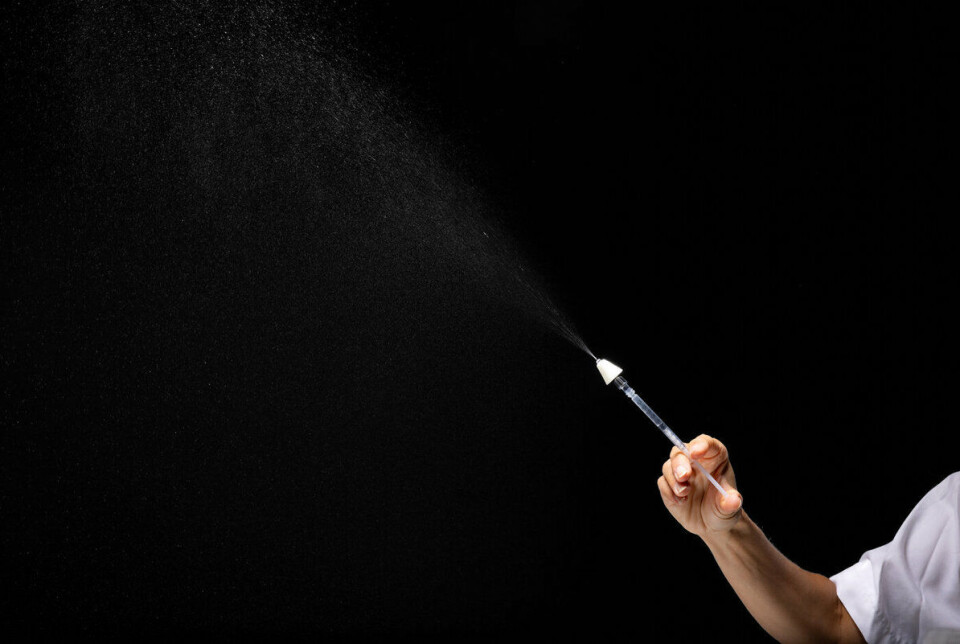 A standard pre-dosed nasal spray is only intended and approved for adults in Norway. However, the active ingredient in the nasal spray is approved and used for pain treatment in children as well. In such cases, a regular syringe with a special tip, as shown in the picture, is used. En standard ferdigdosert nesespray er kun beregnet og godkjent på voksne i Norge, men virkestoffet i nesesprayen er godkjent og i bruk også for smertebehandling av barn. Da brukes en vanlig sprøyte med en egen tipp som settes på, slik som det vises her på bildet.