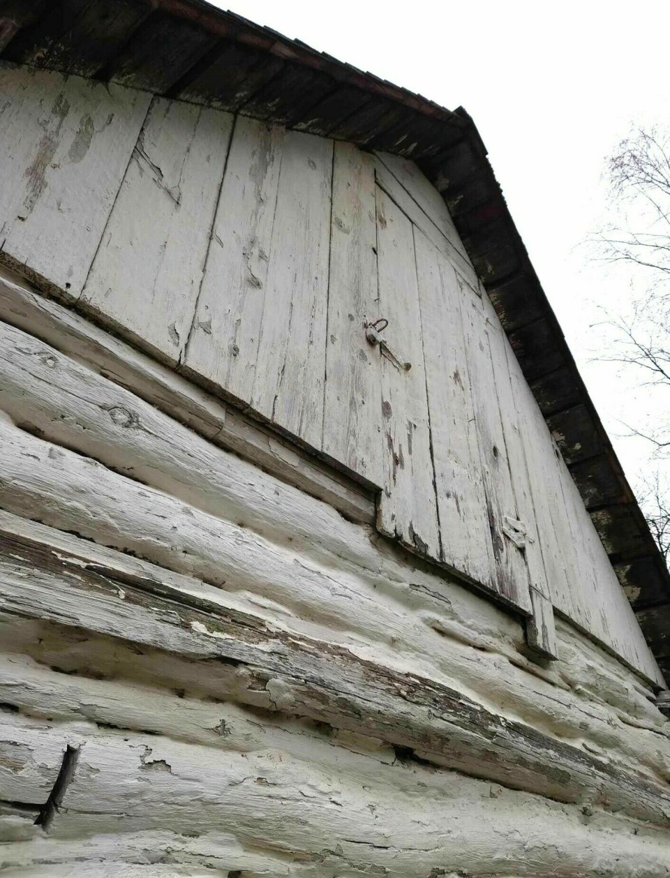 The Gunderson House from Minnesota is another pioneer’s house. The children in the house are said to have climbed up this attic hatch when it was bedtime.