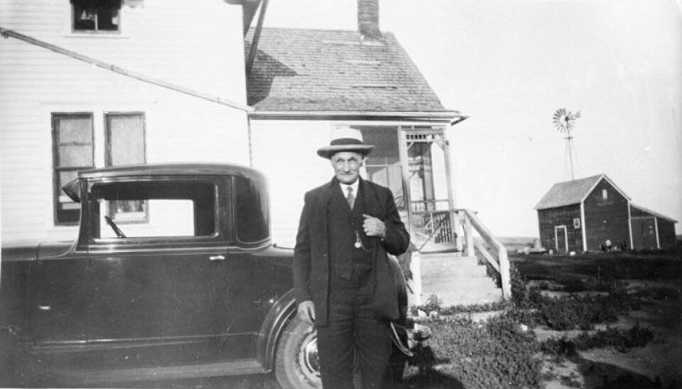 Some returned to Norway. Others built a life in America and had children. This well-dressed gentleman is standing in front of his house in the USA, probably in the first half of the 1920s.