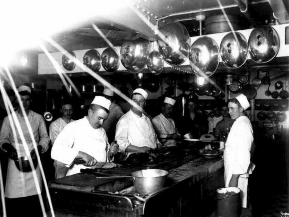 Conditions on the emigrant ships gradually became somewhat less cramped. Here, the cooks are busy in the galley on S.S. Hellige Olav in 1904.