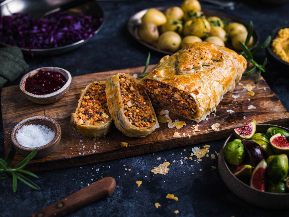 Nut roast is traditional food for vegetarians. It is made from mushrooms, nuts, parsley root, carrots, and lentils – and here wrapped in puff pastry.