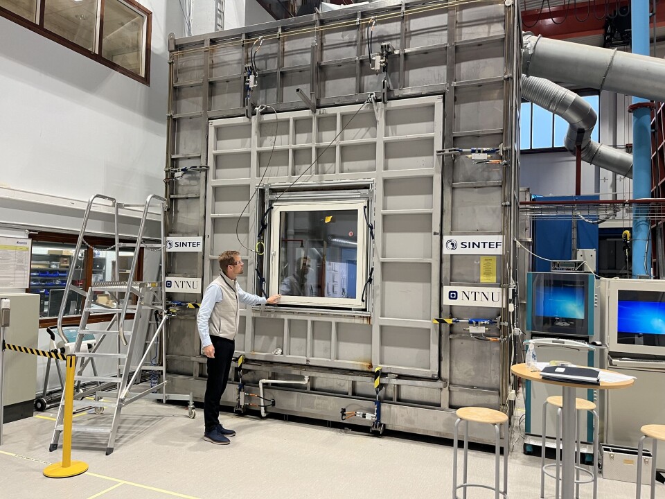 Research leader Lars Gullbrekken shows how window testing takes place in the test chamber at SINTEF and NTNU in Trondheim.