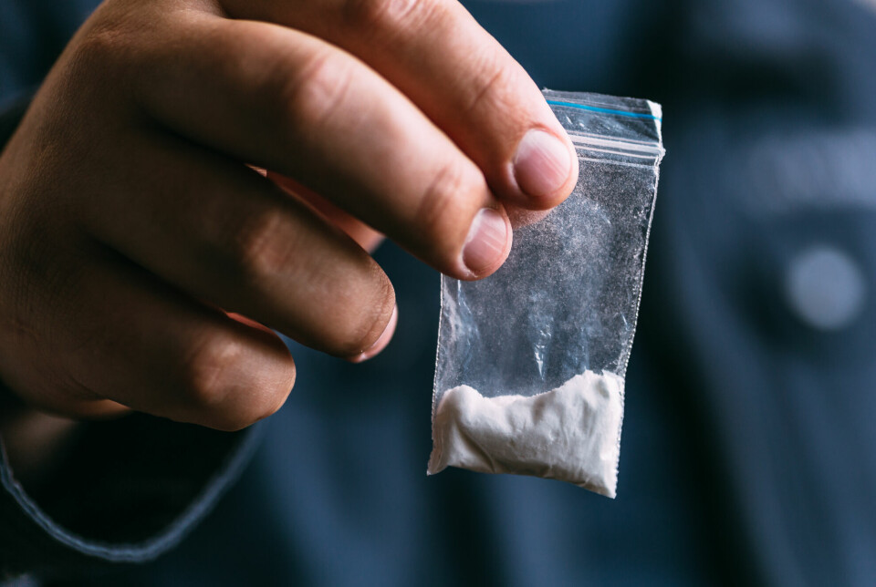Cocaine counteracts the sedative effect of alcohol. By mixing cocaine and alcohol, it becomes possible to party longer. However, the combination of these two substances can affect the heart.