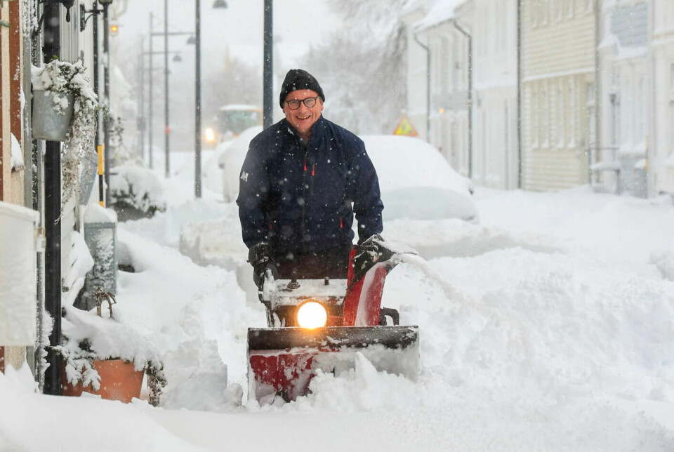 Southern Norwaay is experiencing unprecedented amounts of snow. Here is Pål Amundsen, busy removing snow in the centre of Kristiansand.