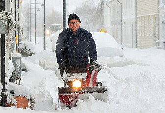 Southern Norwaay is experiencing unprecedented amounts of snow. Here is Pål Amundsen, busy removing snow in the centre of Kristiansand.