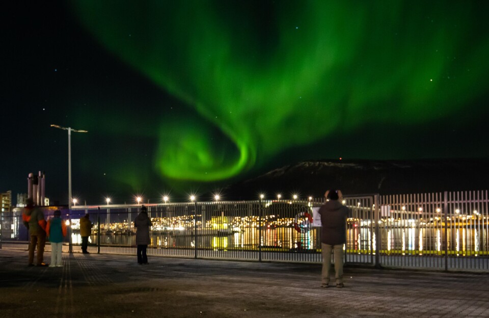 Powerful solar storms can result in total electricity blackouts. The upside of such storms are northern lights – perhaps even as far south as Florida, USA. Here we see the aurora illuminating the skies above Tromsø in 2022. En kraftig solstorm kan føre til total blackout. Oppsiden er nordlys, som dette over Tromsø en kveld i 2022.