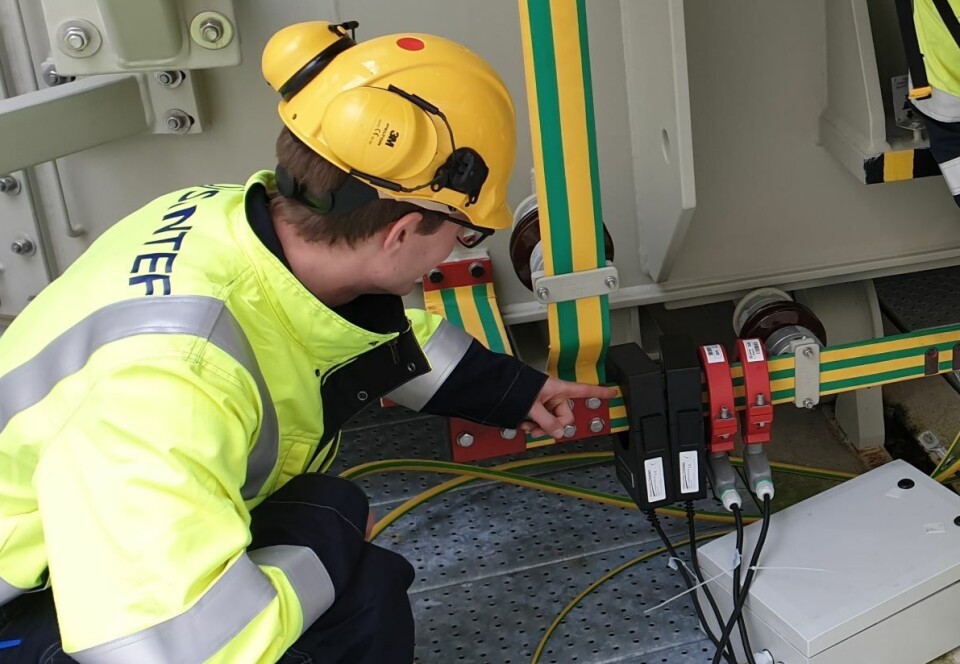 Researcher Kristian Solheim Thinn mounting sensors on a transformer in Ogndal in Central Norway. The aim here is to find out what problems solar storm-induced current causes for electricity consumers.