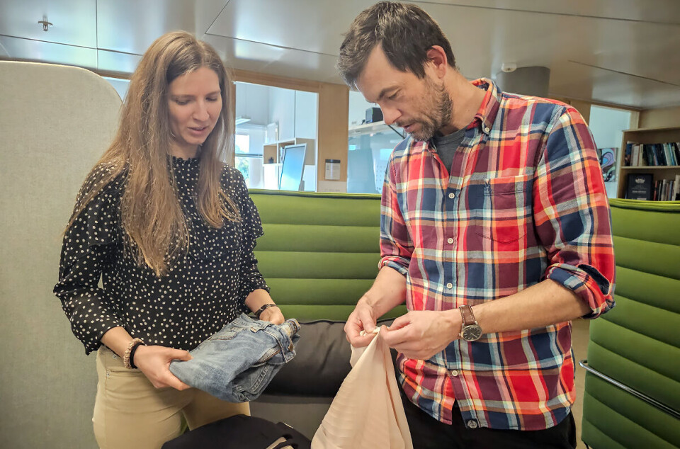Where do our clothes actually come from? Researchers Kamila Krych and Johan Berg Pettersen have looked at this question from a large-scale perspective. Here they are studying the laundry tags on some second-hand clothes.
