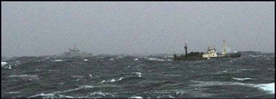 The Russian trawler Electron (to the right) photographed in the Barents Sea on its way to Russian waters. To the left is the Coast Guard vessel KV Marlene Østervold. The Russian trawler Elektron (to the right) photographed in the Barents Sea on its way to Russian waters. To the left is the coast guard vessel MS Marlene Østervold.