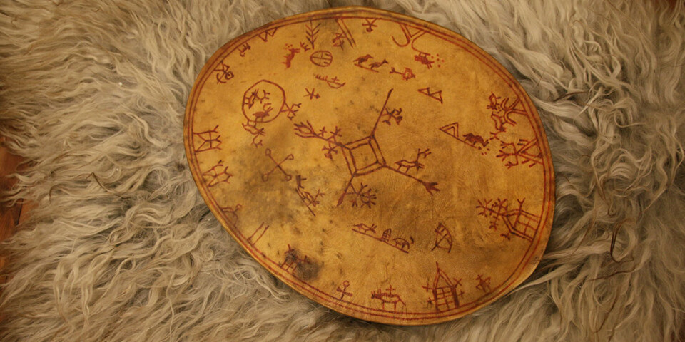 Drums were an important part of Sámi religious practice. Thomas von Westen confiscated more than 100 ceremonial Sámi drums in the 18th century, one of these being the Folldal drum from Namdalen. This is a replica of the drum, made by Jean Louis Pageot, based on the ethnographer Ernst Manker’s great work on ceremonial Sámi drums (‘Die lappische Zauber drumI’).