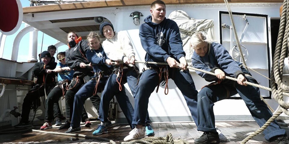 Teamwork is essential. Hoisting sails requires the power of several people. “You have to move in coordination, and everyone who carries out the task knows that what they are doing now is important for the whole crew, for the whole ship. In this way, the importance of the work tasks of each individual person becomes very visible,” Gunvor Marie Dyrdal says.