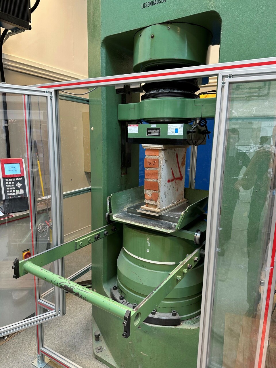 Test pieces are compressed using a hydraulic press at SINTEF’s laboratory.
