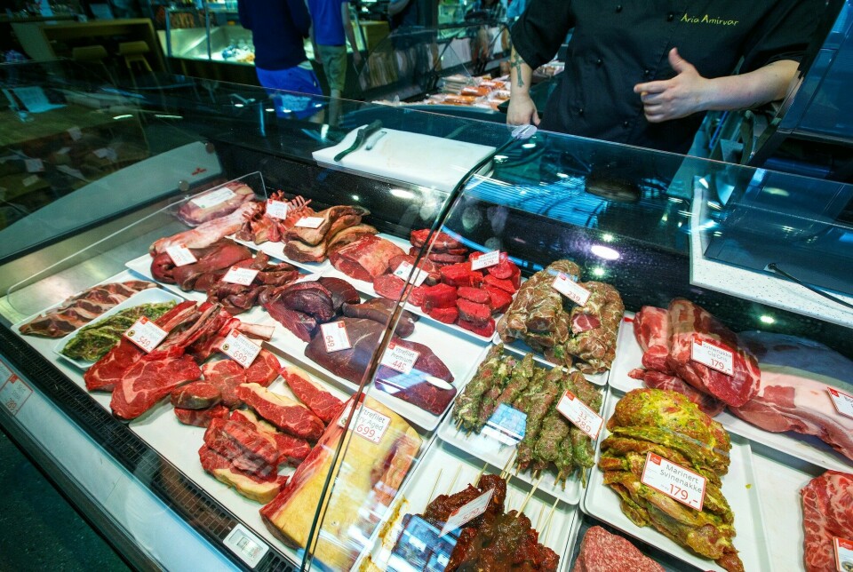 Kjøttdisken i en butikk med forskjellige typer rødt kjøtt. Noe er marinert og grønt på farge.