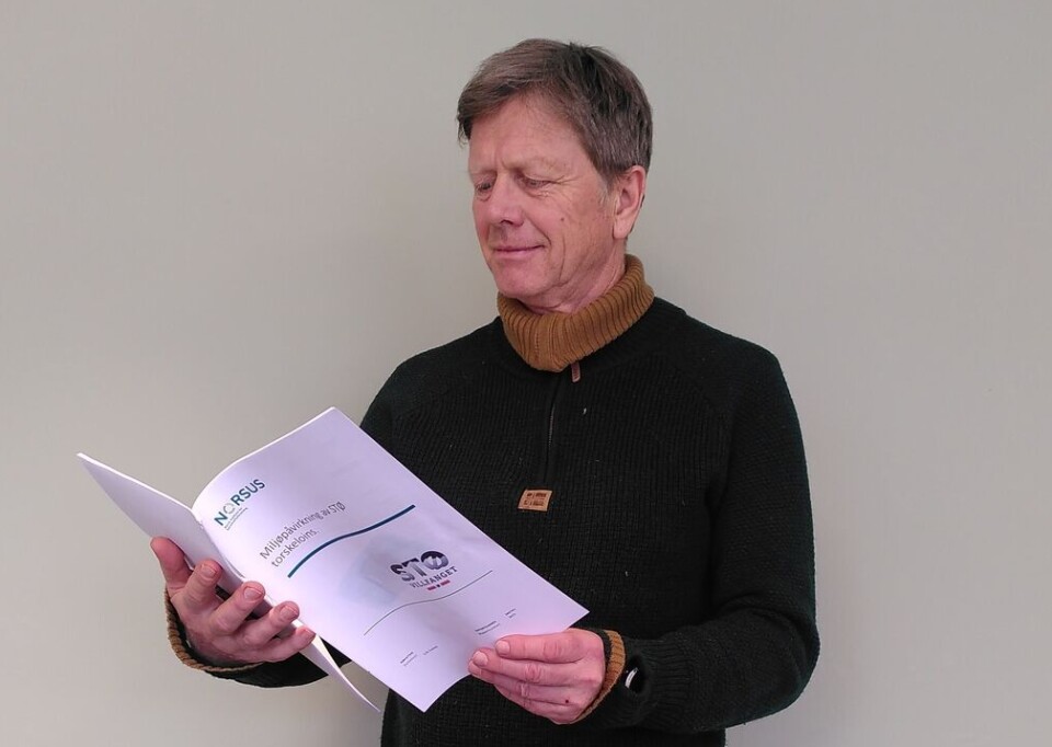 Researcher Erik Svanes with the environmental report. Mannlig forsker med rapport i hånda.