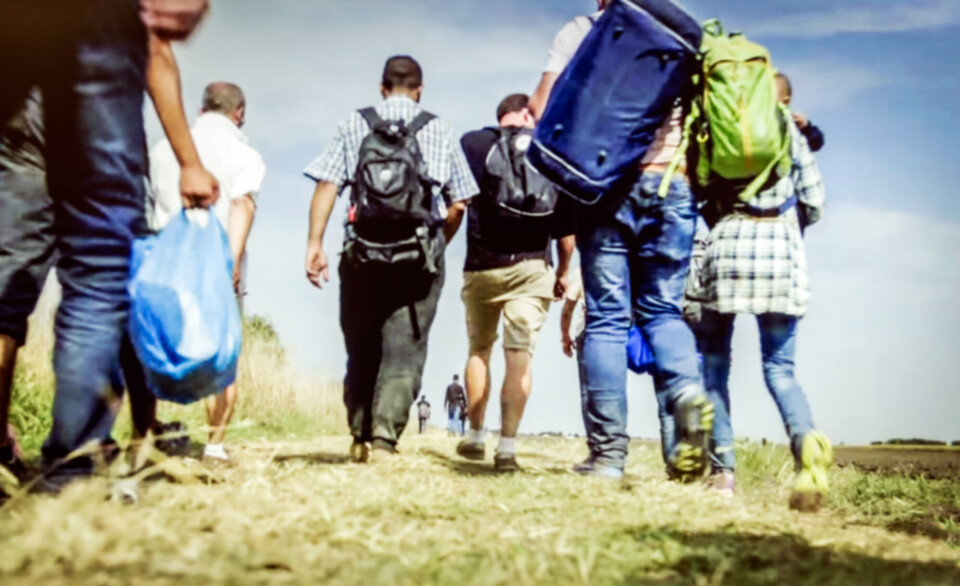 Since 2015, the European Commission has allocated over 40 million euros to information campaigns for preventing irregular migration. Folk med bagasje på vandring