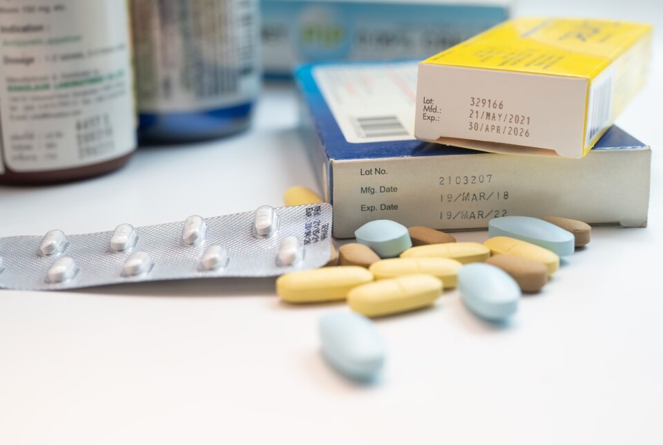 Pharmaceutical companies must guarantee that their medicines will last until the expiration date on the packaging. But often, no one knows how long the medicines actually last. Piller, pillebrett og esker med medisin ligger på et bord med medisinflasker i bakgrunnen. En av eskene har utgått dato.