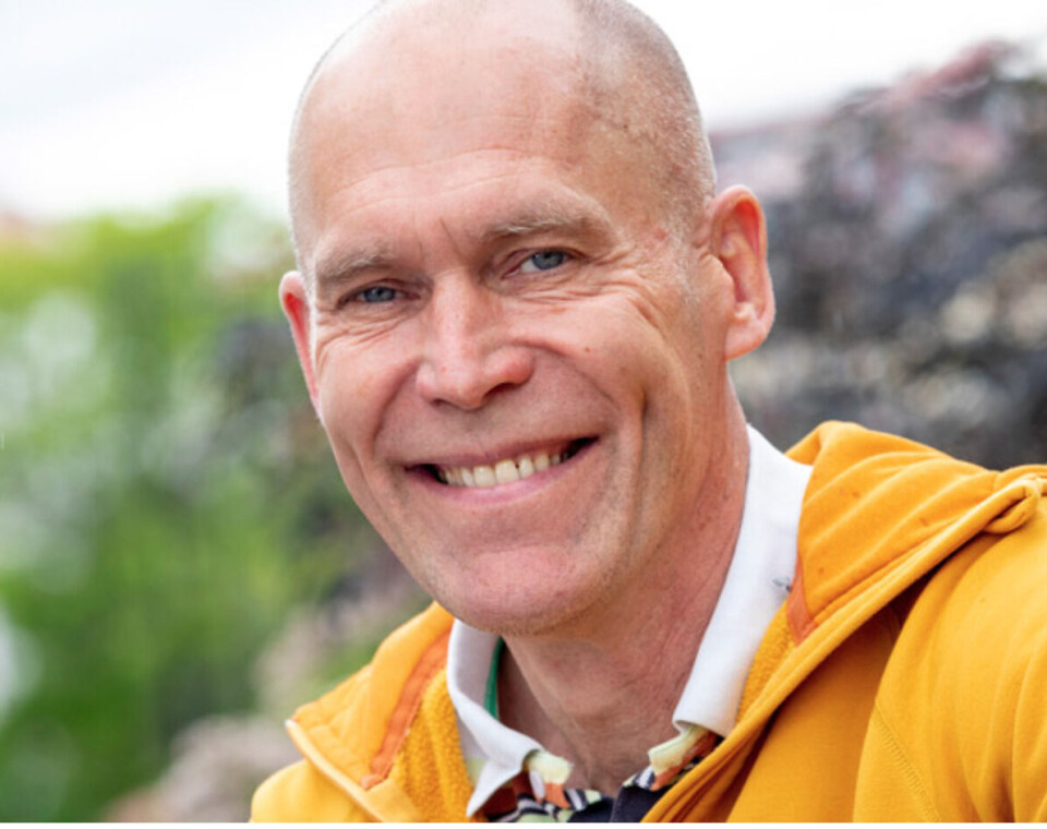 Christer Betsholtz is a professor at Karolinska Institutet and studies blood and neurobiology. Nærbilde av mann som smiler til kamera utendørs.
