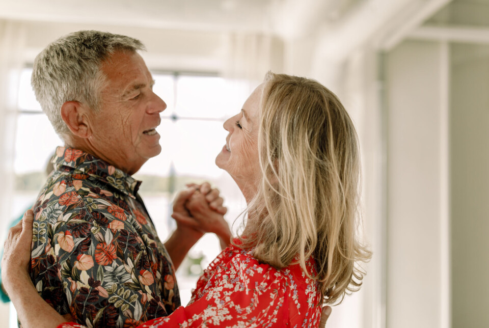 Singing together, for example while taking a walk, can be both joyous and beneficial for families living with dementia. Mann og kvinne danser og synger sammen.
