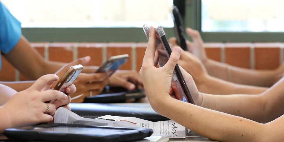 Some believe that social media use inhibits the development of social skills. Others have argued that, on the contrary, it can promote such social skills. Mange barnehender med mobiltelefoner.