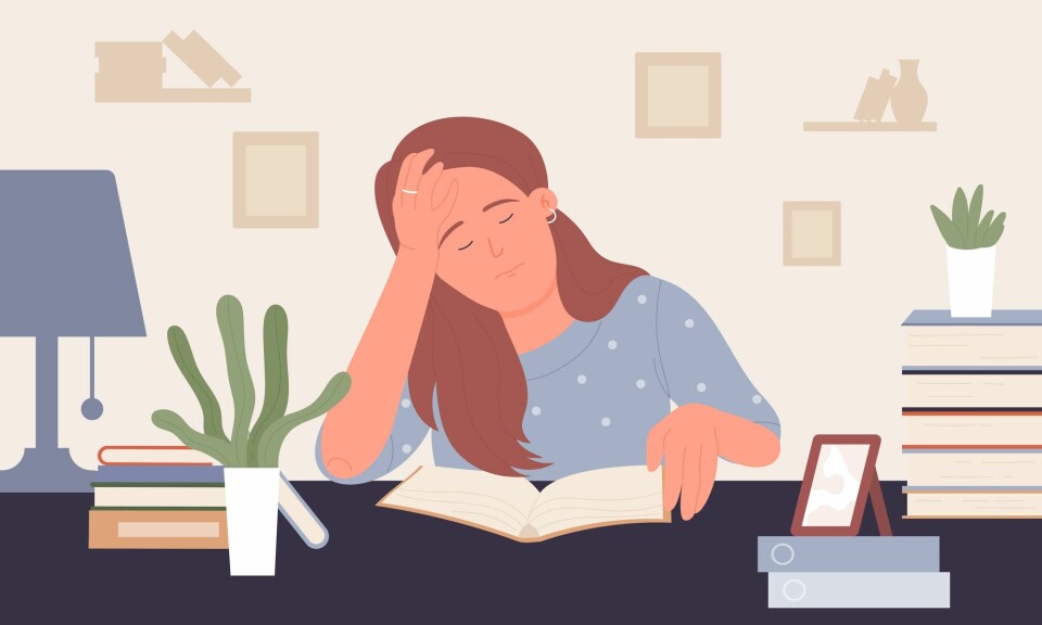 Tegning av kvinne med langt, brunt hår og blå genser med hvite prikker. Hun sitter ved et skrivebord med en åpen bok mens hun holder seg for pannen med lukkede øyne.