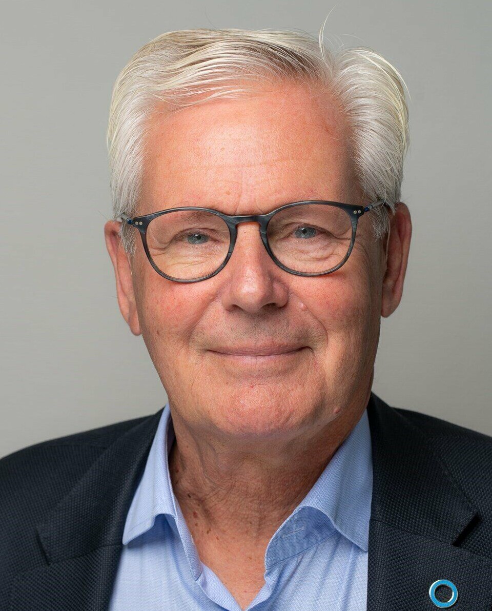 Knut Dahl-Jørgensen is professor emeritus at the University of Oslo’s Institute of Clinical Medicine. Eldre mann med hvitt hår, briller, blå skjorte og blazer. Han smiler mildt til kameraet.