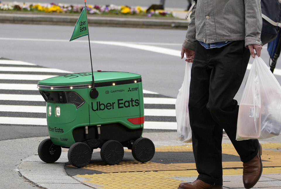A robot that can deliver food was tested in Japan in March. En liten robot med hjul med påskriften 'Uber Eats'.