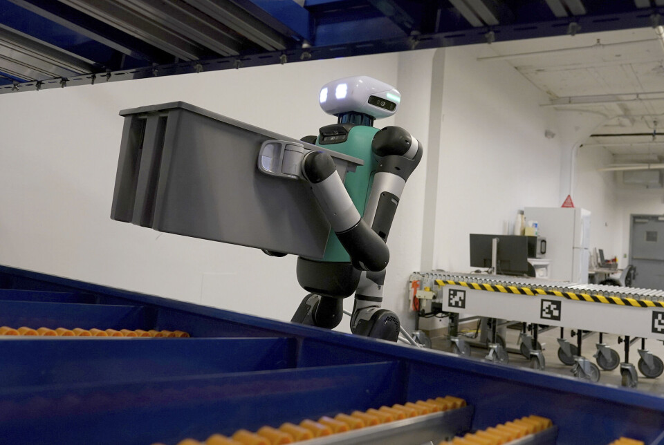The Digit robot from Agility Robotics is designed to perform tasks in warehouses or production facilities. En robot løfter en boks fra et samlebånd.