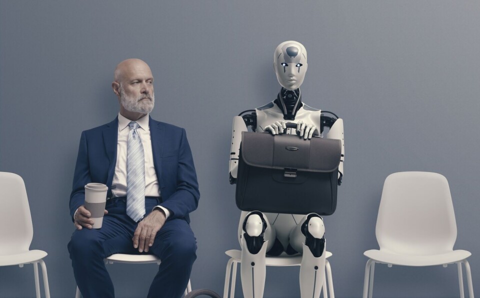 There is plenty of work to do, as long as there is money to pay people, says the researcher. Et menneske og en robot venter på jobbintervju.