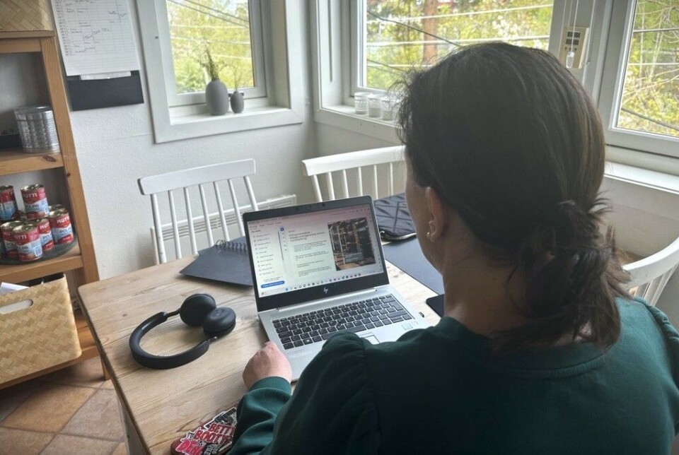 We no longer talk about working from home as a distinct concept. Nowadays, working from home is comparable to working in other and different office solutions. Kvinne med PC i eget hjem