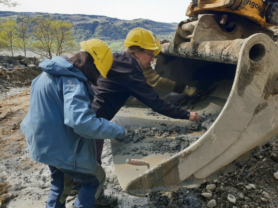 Carin Andersson Dahl and Anne Karin Hufthammer go through moraine masses.