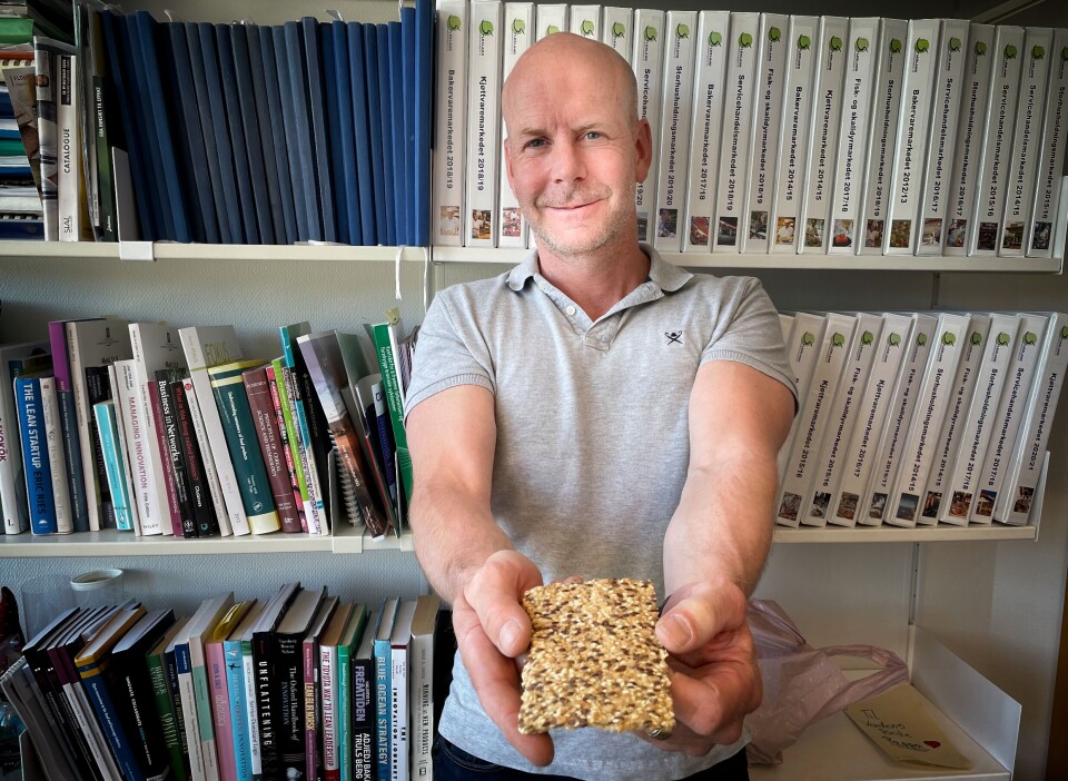 The research institute Nofima gathered some people who don’t usually talk to each other. Here, Sveinung Grimsby shows off the invention that resulted. Forskeren som holder et knekkebrød.