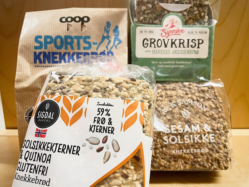 Many are now making the new crispbread. Here are products from the Samson bakery in Oslo, Synnøve, Coop, and Sigdal. The latter is the largest producer of crispbread. Bildet viser fire ulike pakker knekkebrød.