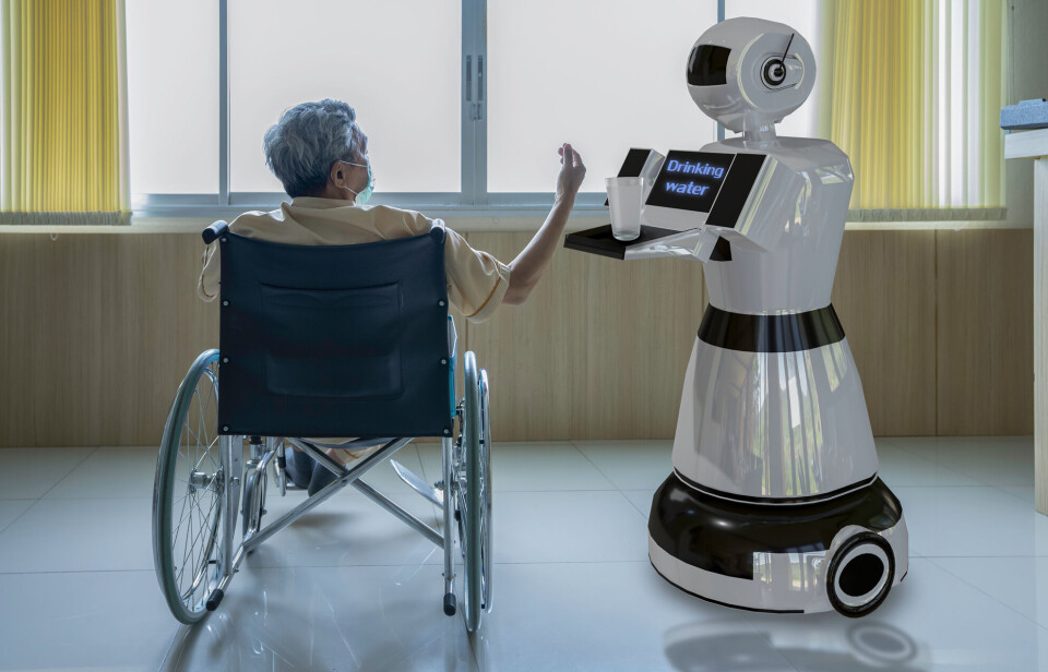 'Robots that work well in a home environment are now closer to becoming a reality because of the progress made in artificial intelligence,' says Linda Sørensen. Robot serverer vann til person i rullestol