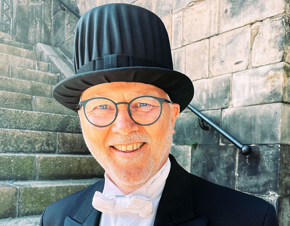 Terje Stordalen presented his research findings when he was awarded an honorary doctorate at Lund University in Sweden. He was given this hat at the same time. Bildet viser forskeren foran en trapp.